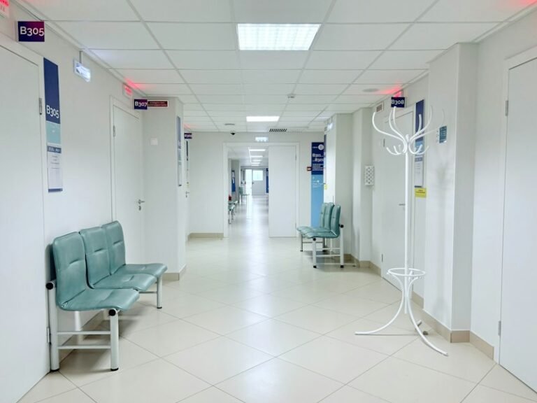 Pasillo de clinica limpio y luminoso