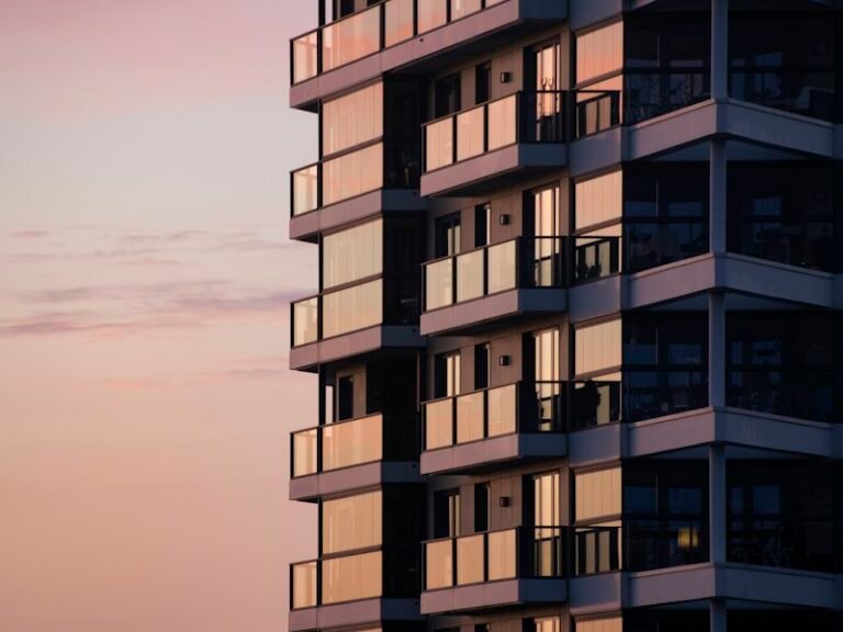 Edificio moderno de departamentos con balcones