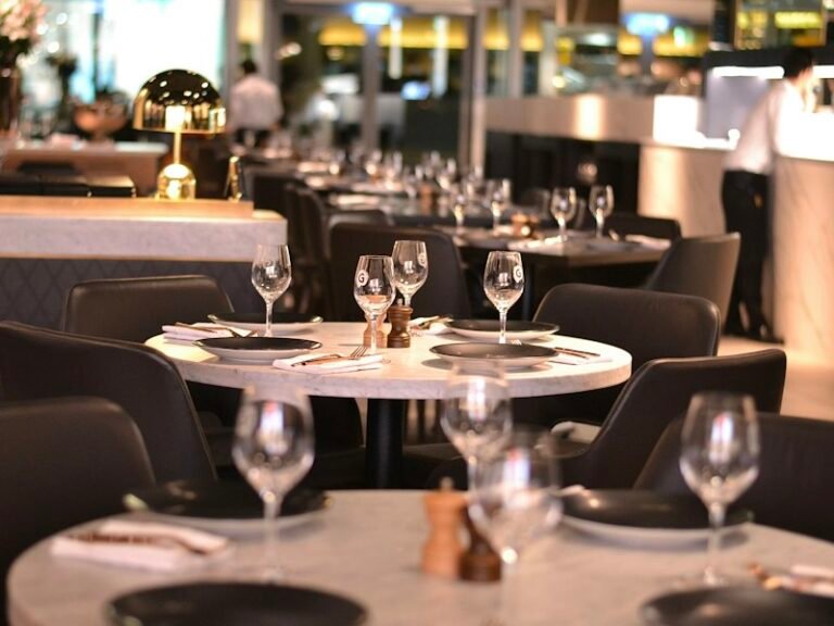 Salon de restaurante con mesas dispuestas