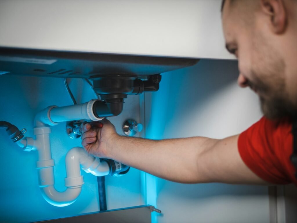 Tecnico reparando una tuberia