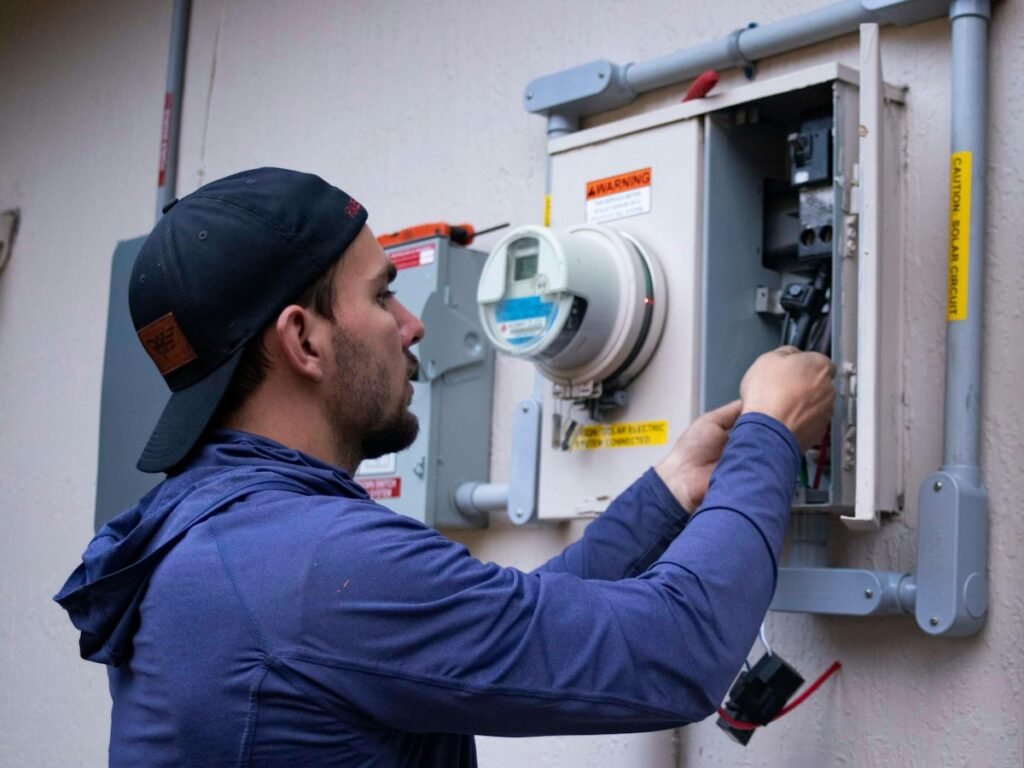 Tecnico realizando mantenimiento de un equipo de aire acondicionado